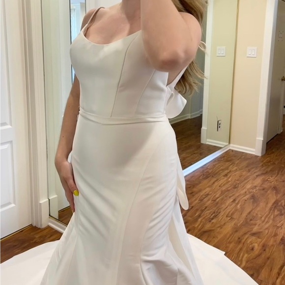 NWT Essense of Australia D3404 CLASSIC TRUMPET WEDDING DRESS WITH DETACHABLE BOW - Picture 8 of 8